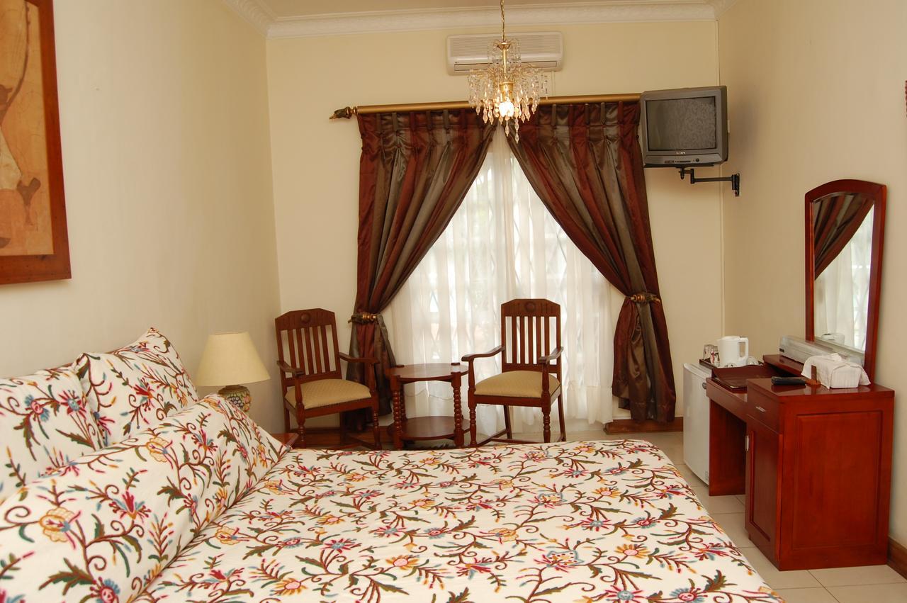Falcon Crest Suites غابورون المظهر الخارجي الصورة
